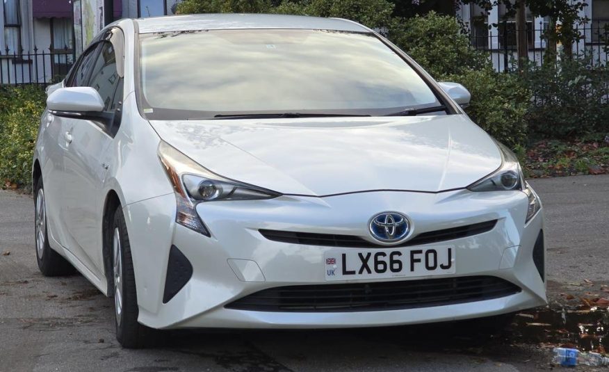 Used Toyota Prius 1.8 VVT-h Active CVT Euro 6 (s/s) 5dr Hybrid White